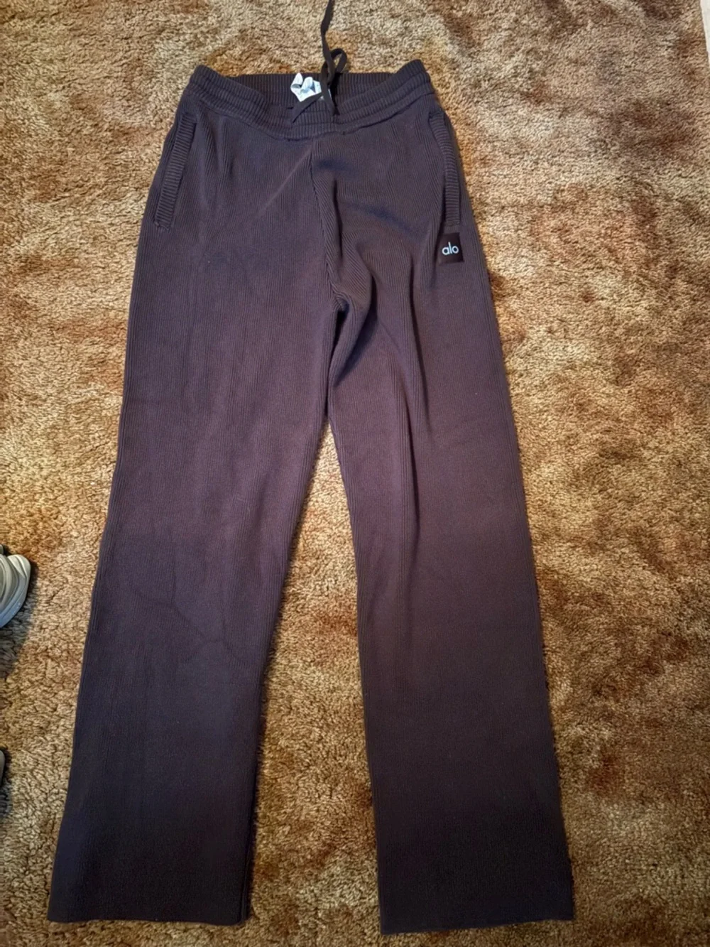 ALO Yoga ribbed lounge pants in brown